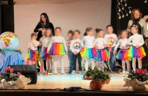 Apricena, i piccoli della “Sirenetta” aprono il Festival Artistico con un messaggio di pace
