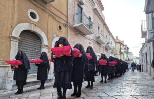 Apricena, Venerdì Santo nel segno della devozione: tornano le “30 pie donne”