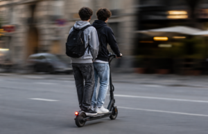 Monopattini e biciclette tra i pedoni: cresce l’allarme sicurezza ad Apricena