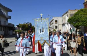 POGGIO IMPERIALE, LA PIA UNIONE DI SAN PLACIDO E SAN MICHELE CHIEDE CHIAREZZA: «DA ANNI SENZA ABITO E FUORI DALLE PROCESSIONI»