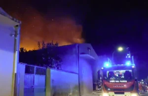 POGGIO IMPERIALE, GARAGE DEVASTATO DALLE FIAMME: 50ENNE FERITO NEL TENTATIVO DI SALVARE IL DEPOSITO