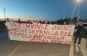 CARO CARBURANTE, LA PROTESTA PARALIZZA LA STATALE 16: AUTOTRASPORTATORI E AGRICOLTORI CHIEDONO RISPOSTE